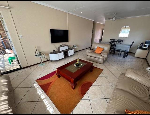 2 BEDROOM TOWNHOUSE FOR SALE IN EDLEEN